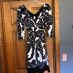 Sangria V-neck, ties in back, quarter sleeve dress